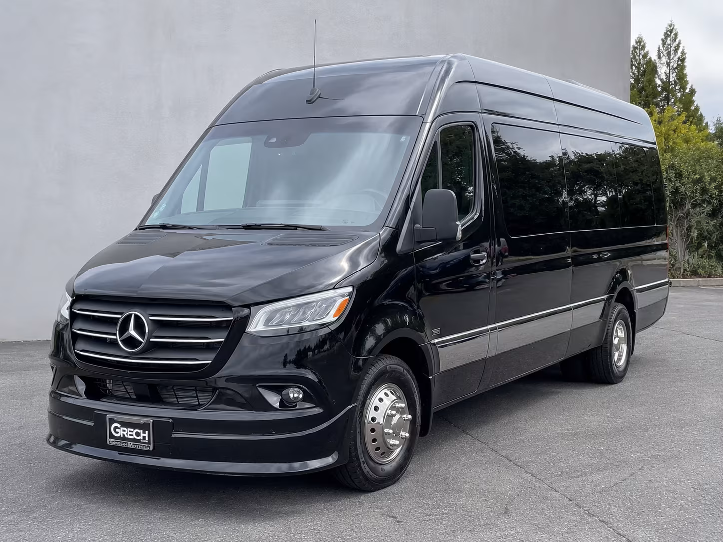 Cincinnati Winery Tour & Pub Crawl Transportation party bus exterior
